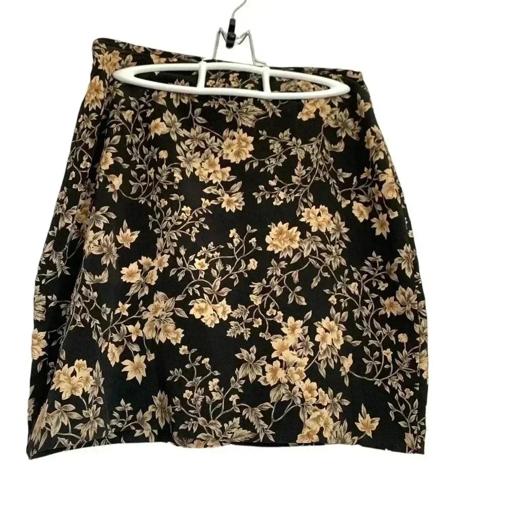 Takeout skirt, lightweight with gold toned flowers on black